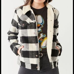 Levi’s plaid jacket 🤍🖤